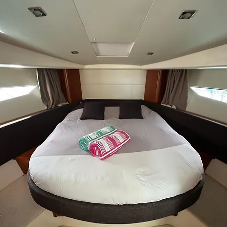 ספינת מלון Private Yacht